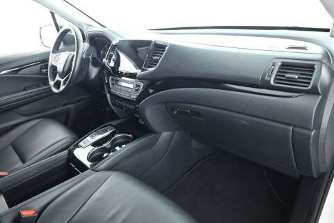 2022 Honda Pilot Touring w/Rear Captain's Chairs