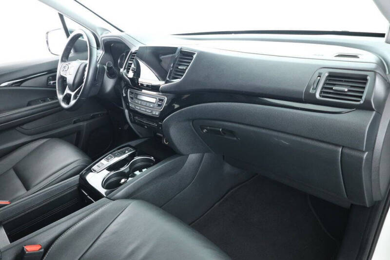 2022 Honda Pilot Touring w/Rear Captain's Chairs