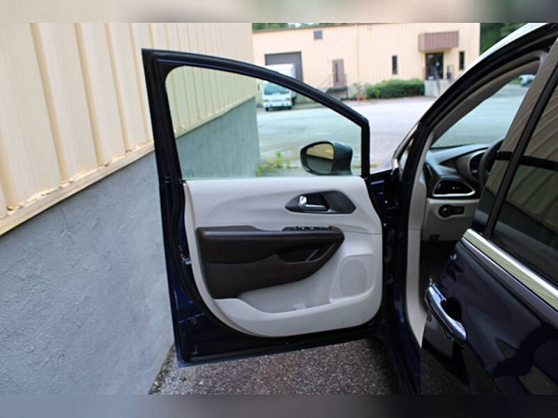 2020 Chrysler Voyager LX