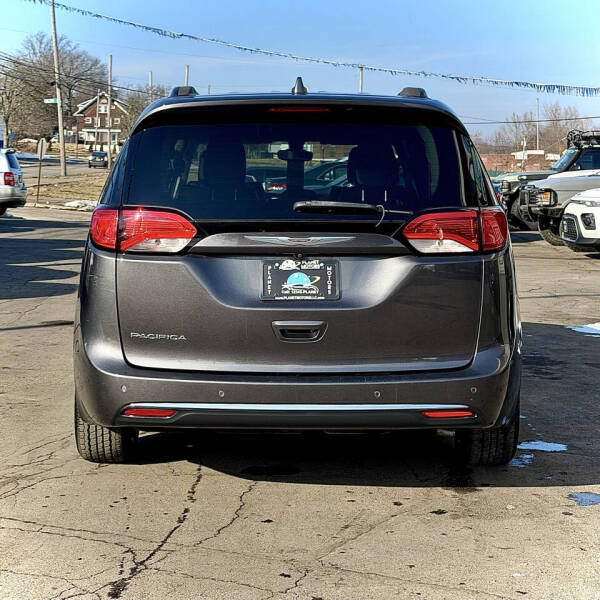 2017 Chrysler Pacifica Touring-L