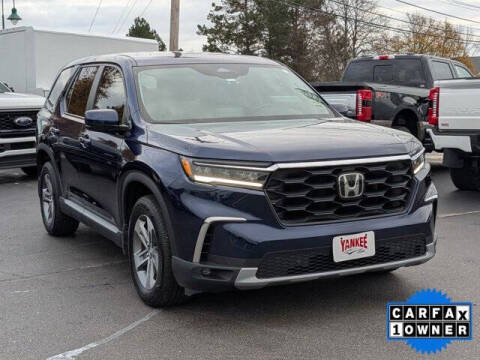 2023 Honda Pilot EX-L w/Rear Captain's Chairs