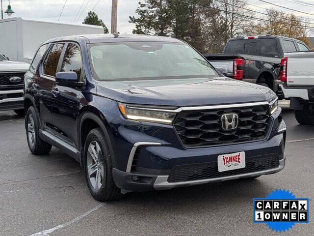 2023 Honda Pilot EX-L w/Rear Captain's Chairs