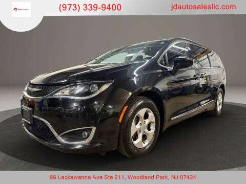 2017 Chrysler Pacifica Touring-L Plus Photo