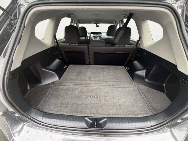 2017 Toyota Prius v Five