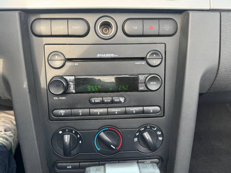 2005 Ford Mustang V6 Deluxe