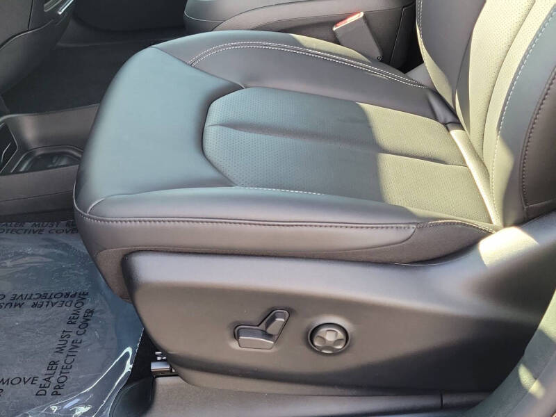 2027 Chrysler Pacifica Select