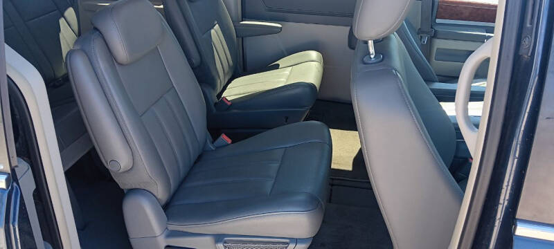 2009 Chrysler Town & Country Touring photo 12