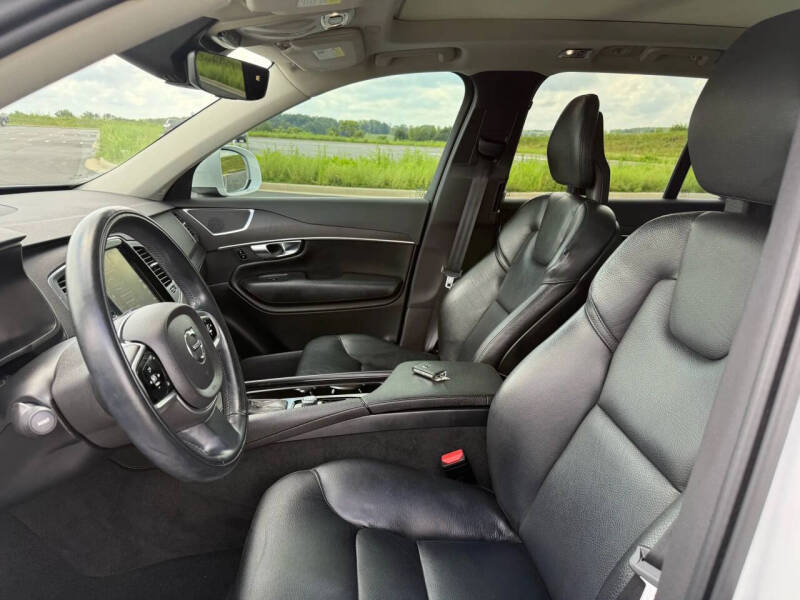 2020 Volvo XC90 T6 Momentum 6-Passenger