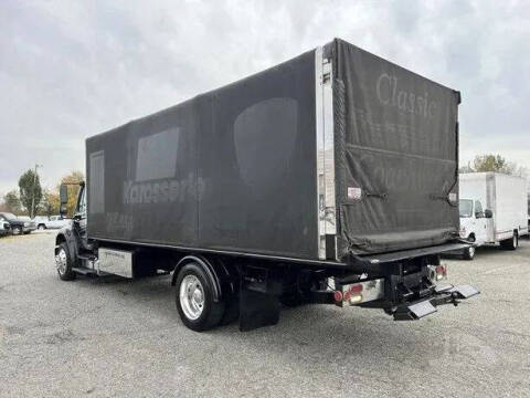 2009 Freightliner M2 106