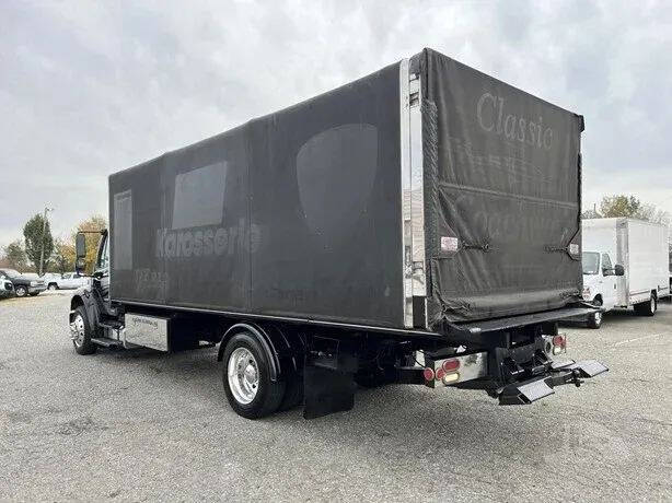 2009 Freightliner M2 106