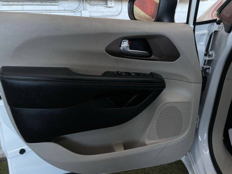 2022 Chrysler Voyager LX