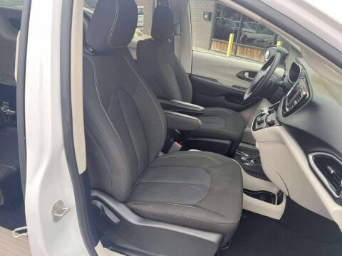 2024 Chrysler Voyager LX