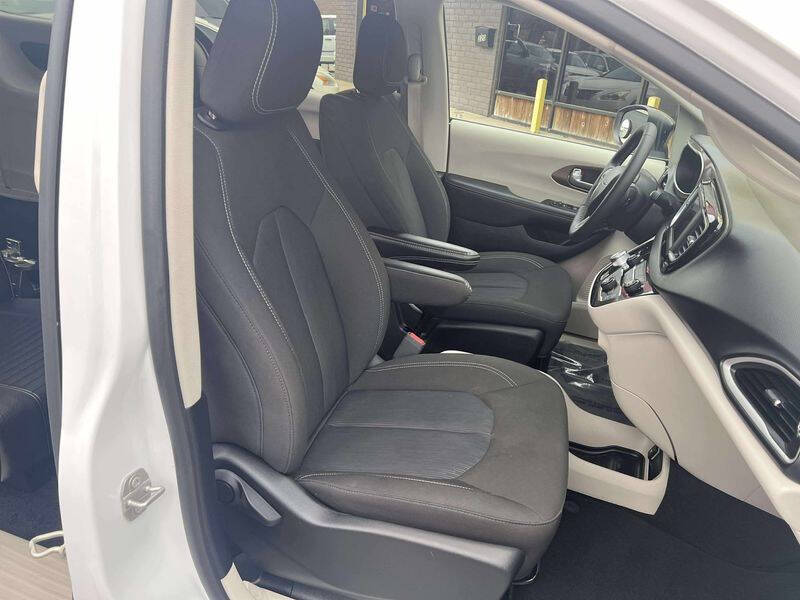 2024 Chrysler Voyager LX