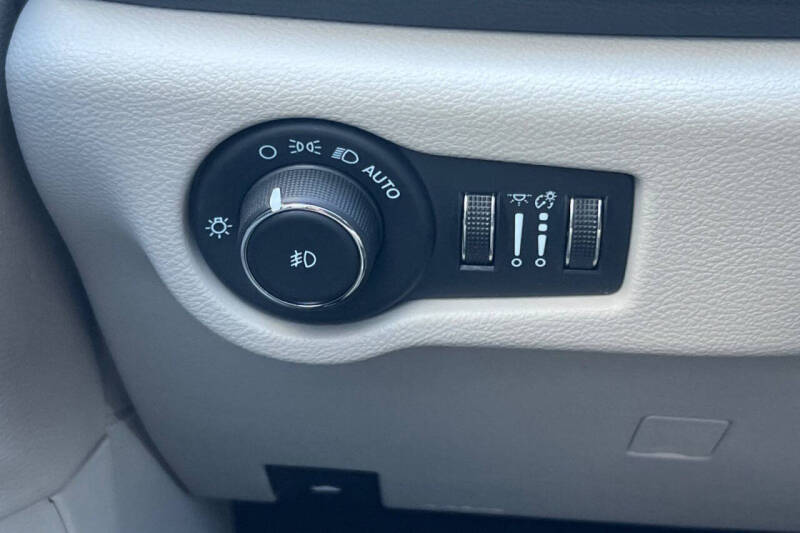 2024 Chrysler Pacifica Plug-In Hybrid Select