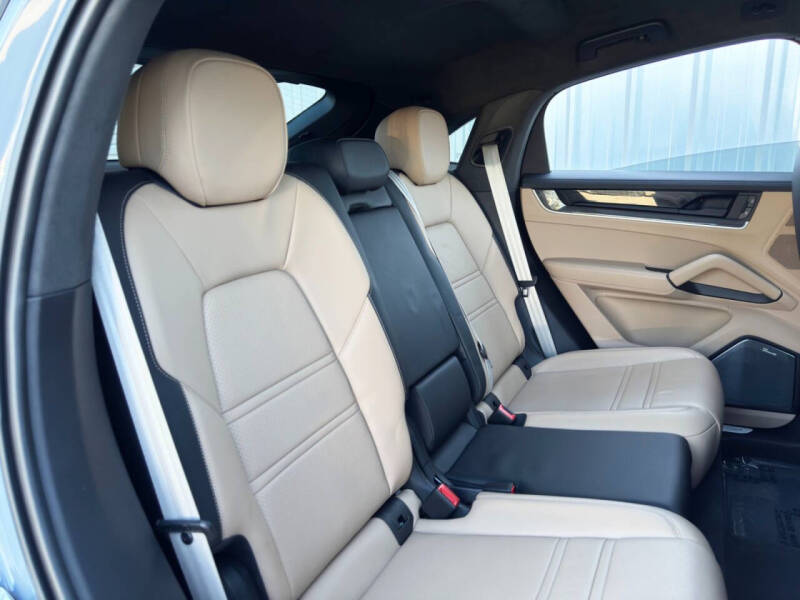 2024 Porsche Cayenne Turbo E-Hybrid Coupe