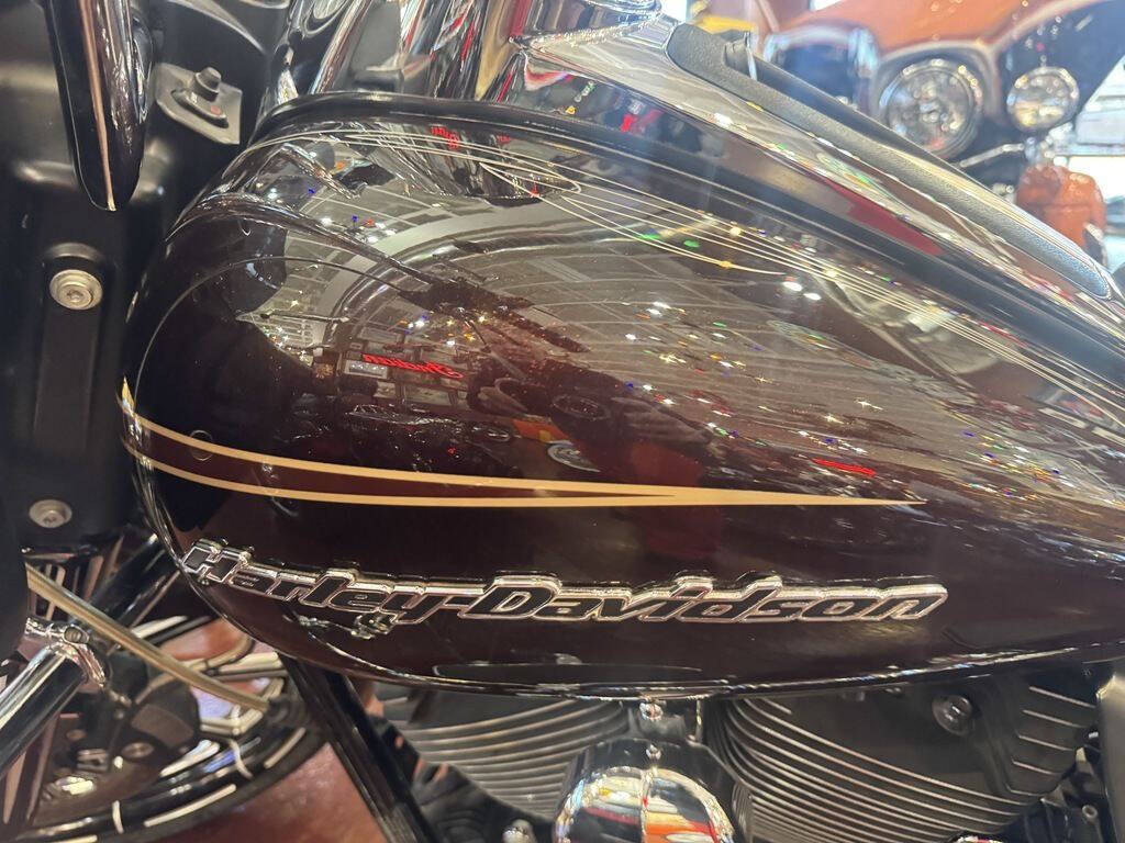 2011 Harley-Davidson® FLTRU - Road Glide® Ultra 21
