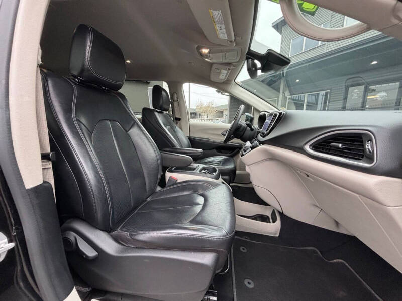 2022 Chrysler Pacifica Touring L
