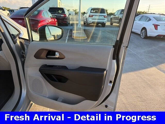 2022 Chrysler Voyager LX