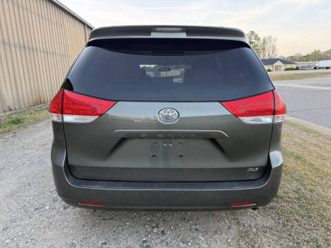 2013 Toyota Sienna XLE 8-Passenger