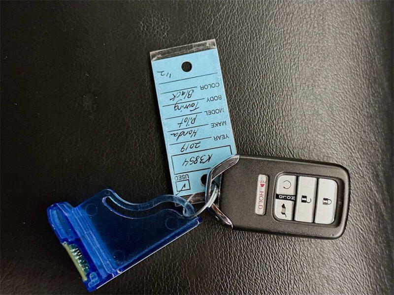 2019 Honda Pilot Touring w/Rear Captain's Chairs