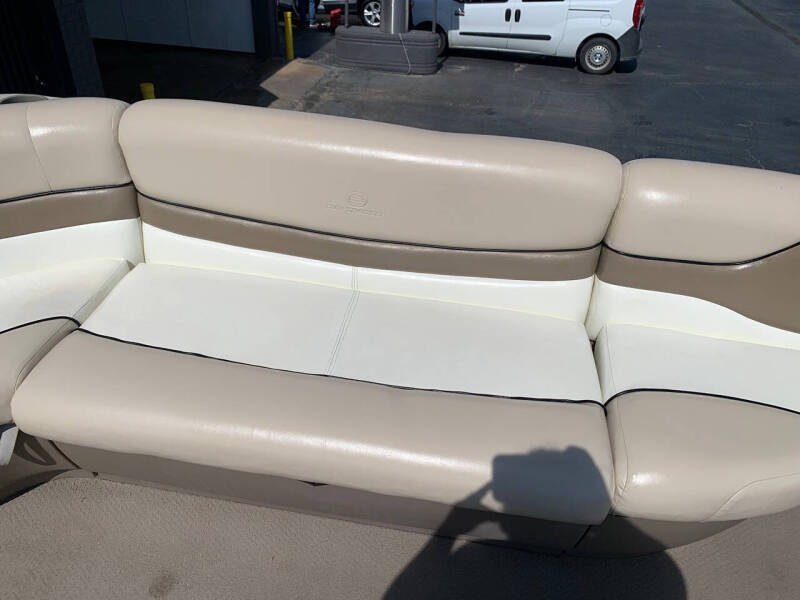 2000 Sun Tracker Party Barge 22 DLX