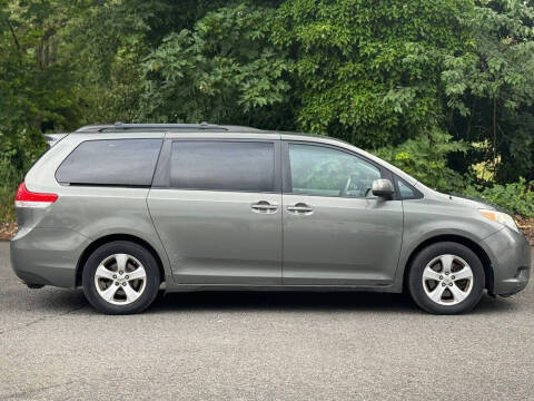 2012 Toyota Sienna LE 8-Passenger
