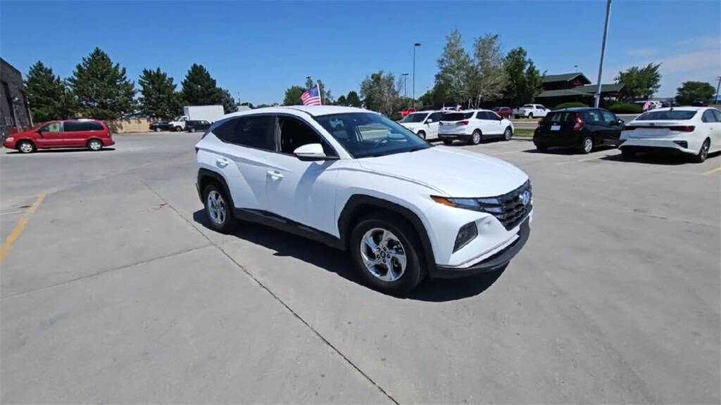Off white 2022 Hyundai TUCSON SE 2