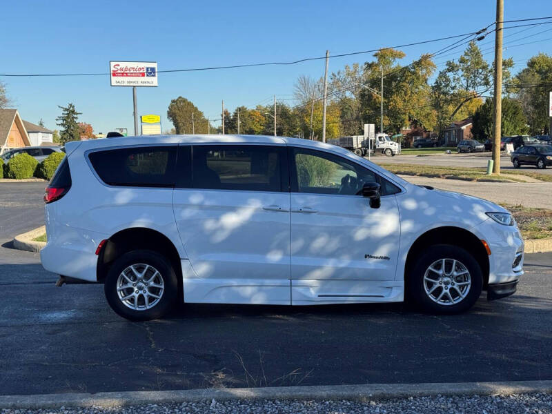 2024 Chrysler Pacifica Touring