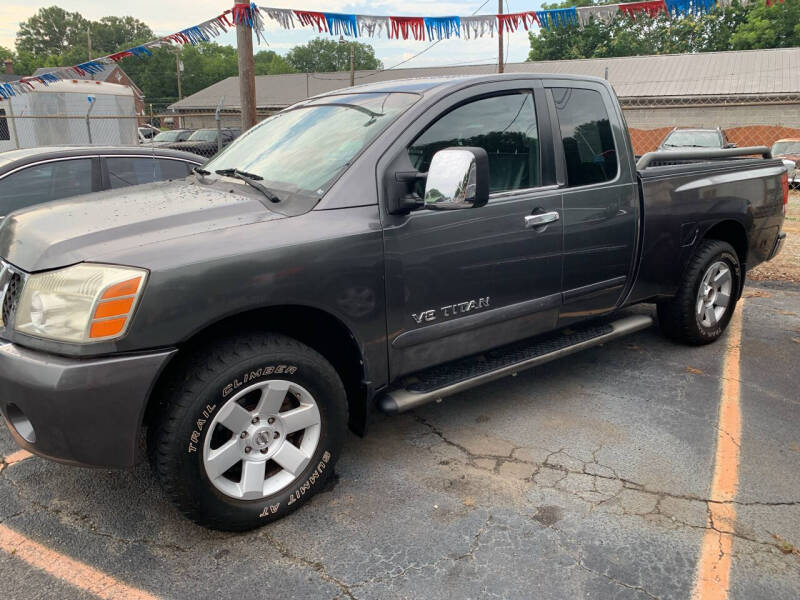 2005 Nissan Titan LE's photo