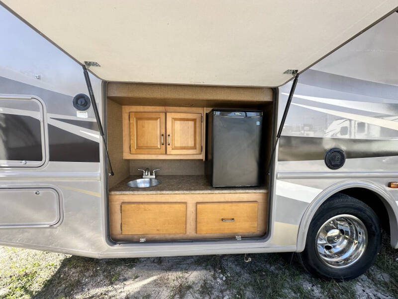 2015 Thor Motor Coach Hurricane