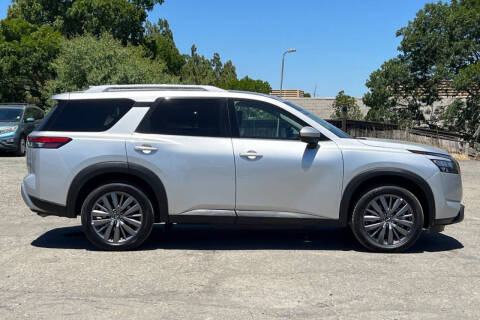 2025 Nissan Pathfinder SL