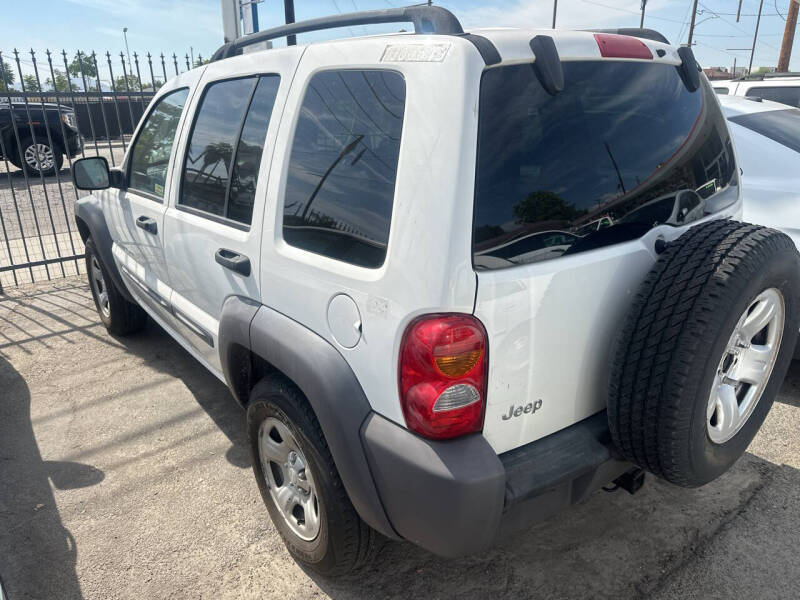 2003 Jeep Liberty Sport photo 3