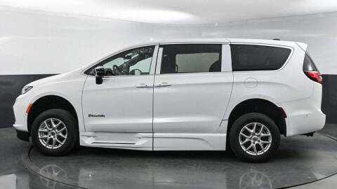 2025 Chrysler Pacifica Select