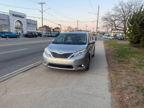2013 Toyota Sienna XLE 8-Passenger
