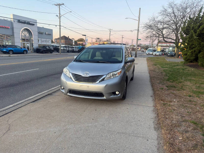 2013 Toyota Sienna XLE 8-Passenger