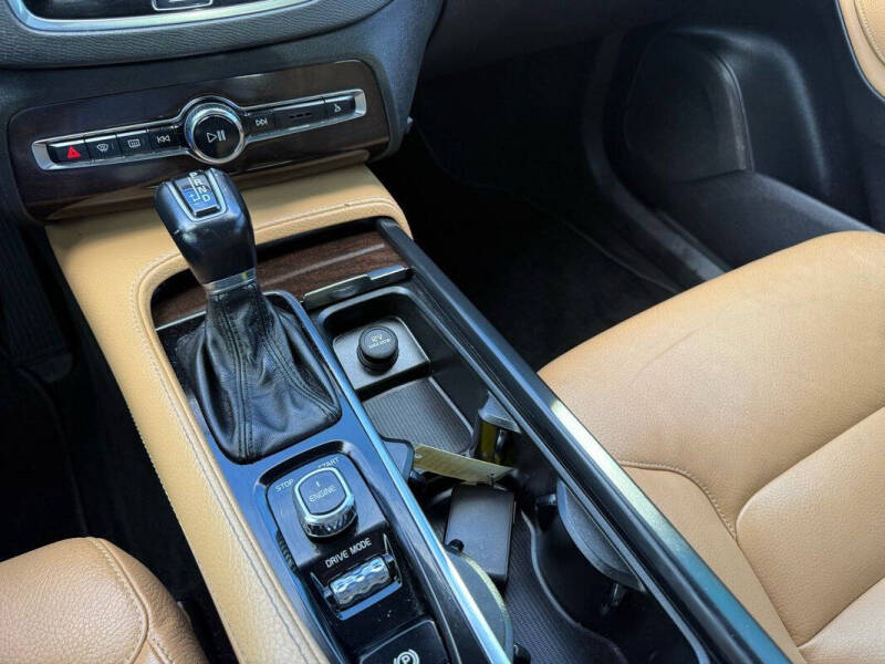 2016 Volvo XC90 T6 Momentum