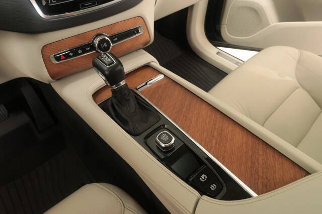 2022 Volvo XC90 T5 Momentum