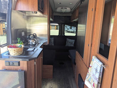 2020 Roadtrek Zion / 20ft