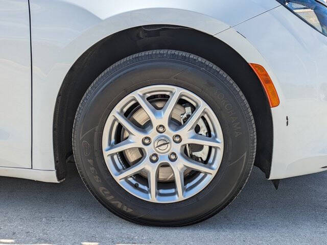 2025 Chrysler Voyager LX