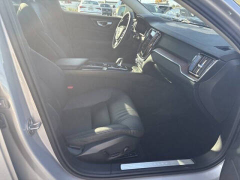 2025 Volvo V60 Cross Country B5 Plus