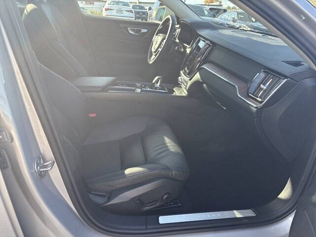 2025 Volvo V60 Cross Country B5 Plus