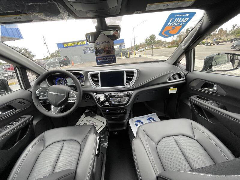 2025 Chrysler Pacifica Select