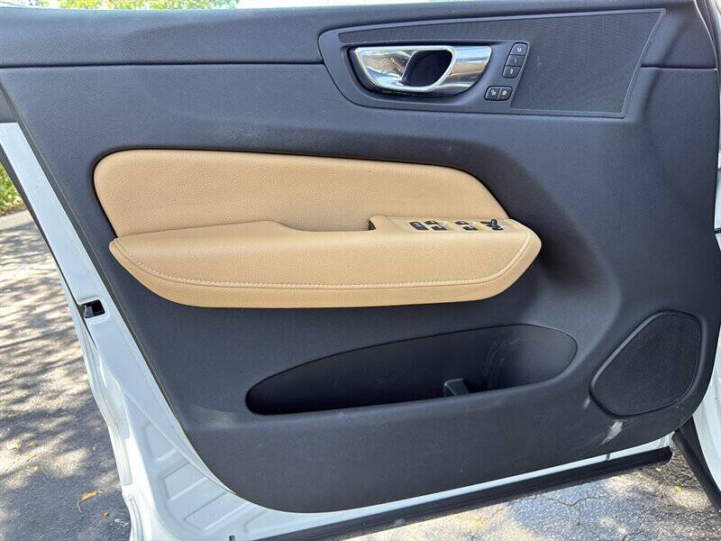 2020 Volvo XC60 32