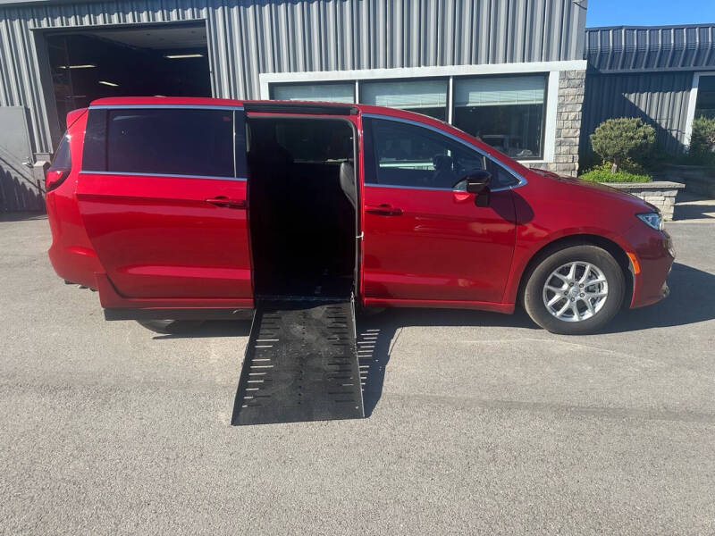 2025 Chrysler Pacifica Select