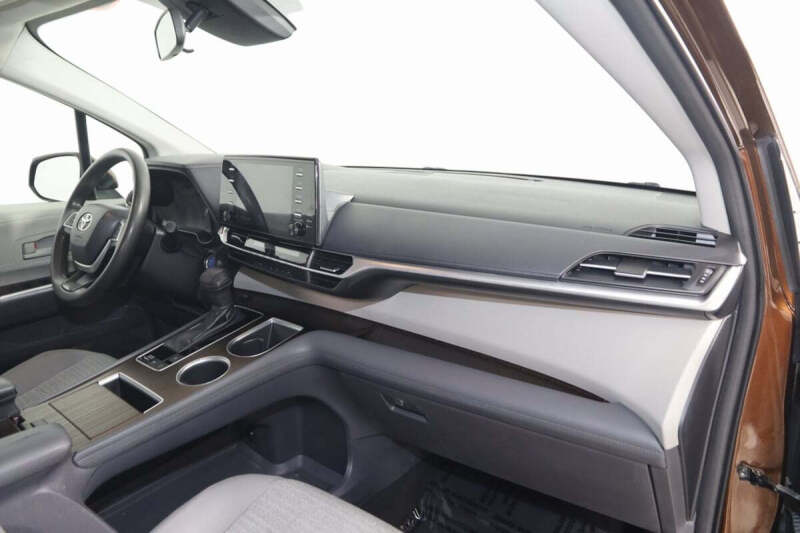 2021 Toyota Sienna LE 8-Passenger