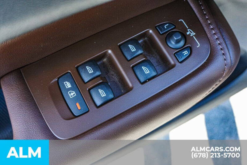 2024 Volvo XC60 Recharge T8 Plus Dark Theme