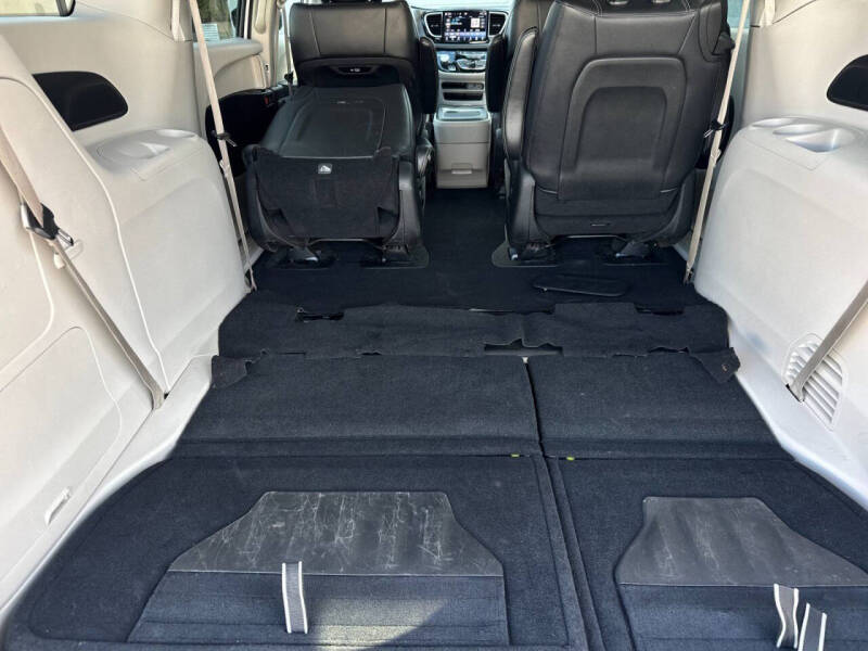 2024 Chrysler Pacifica Plug-In Hybrid Select