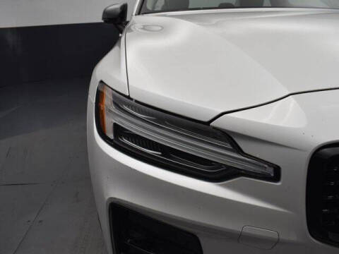 2024 Volvo S60 B5 Core Dark Theme