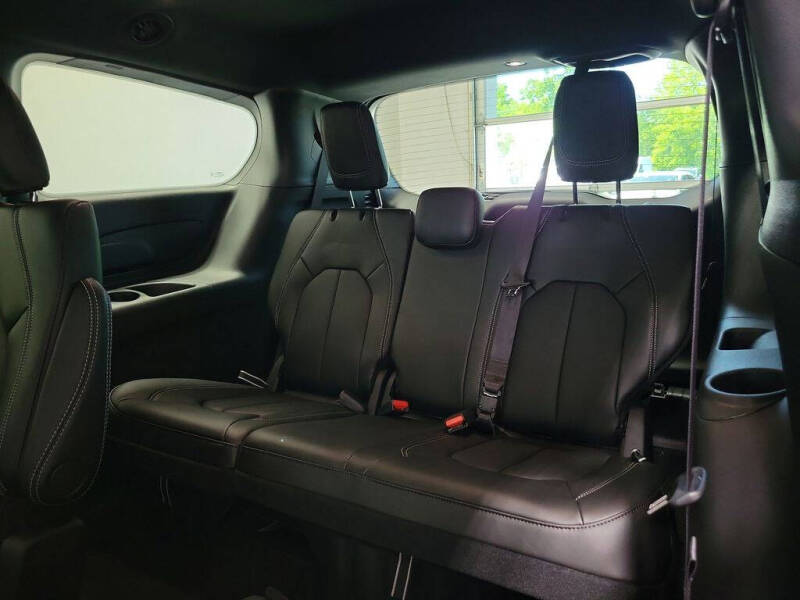 2027 Chrysler Pacifica Select