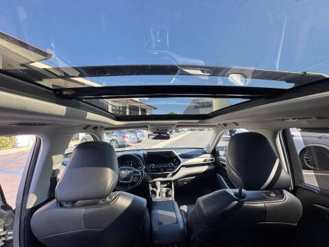 2023 Toyota Highlander Hybrid Platinum